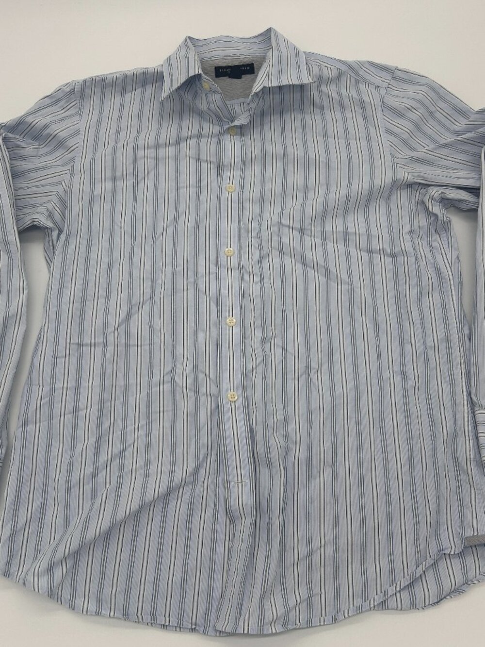 Banana Republic Men's Classic Fit 100% Cotton Button Front shirt - Size M
